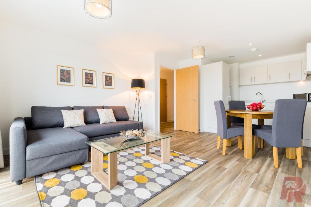 Modern Birmingham City Apartments Secure Gated Parking room 1