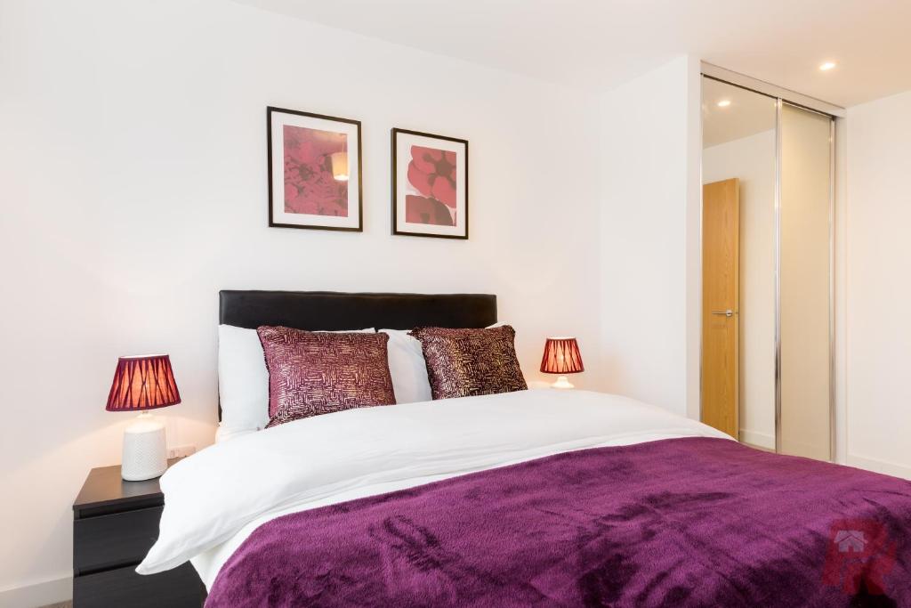 Modern Birmingham City Apartments Secure Gated Parking room 2
