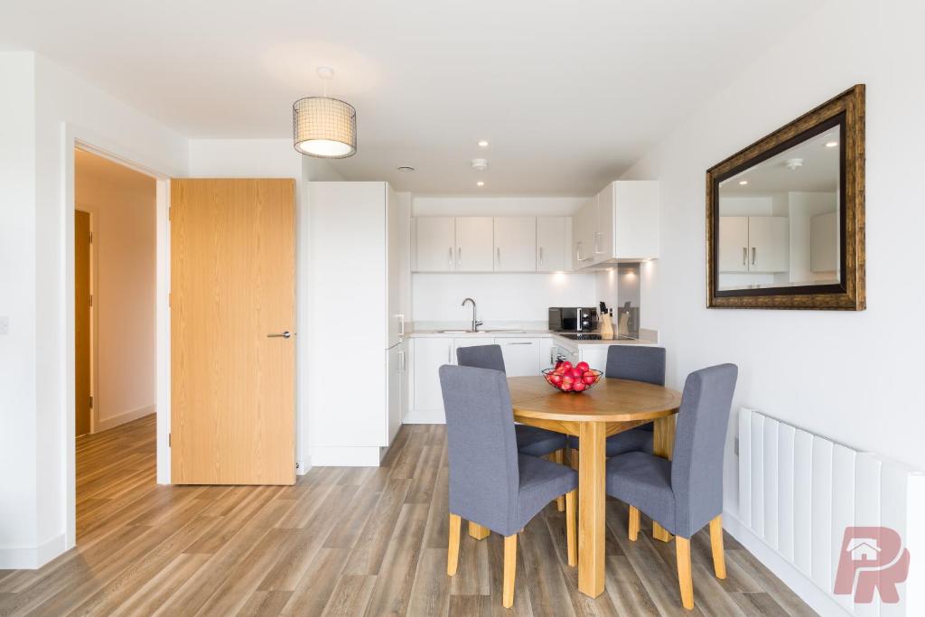 Modern Birmingham City Apartments Secure Gated Parking room 3