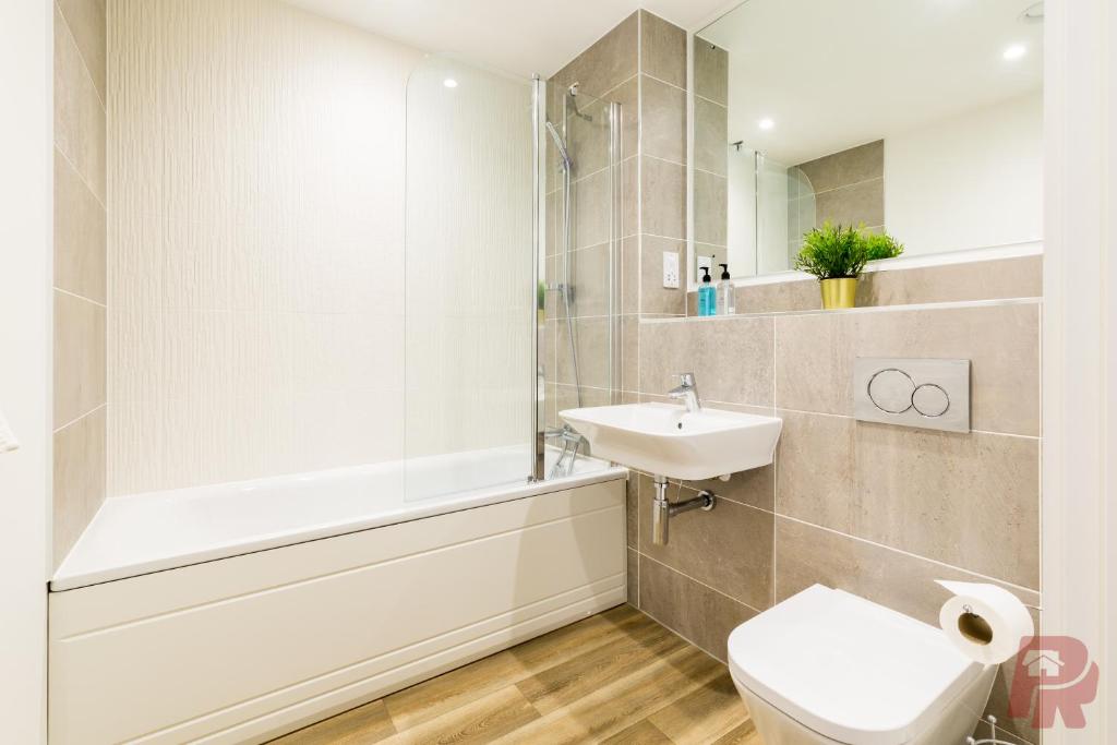 Modern Birmingham City Apartments Secure Gated Parking room 4
