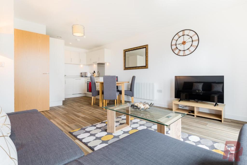 Modern Birmingham City Apartments Secure Gated Parking room 5