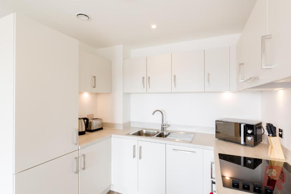 Modern Birmingham City Apartments Secure Gated Parking room 6